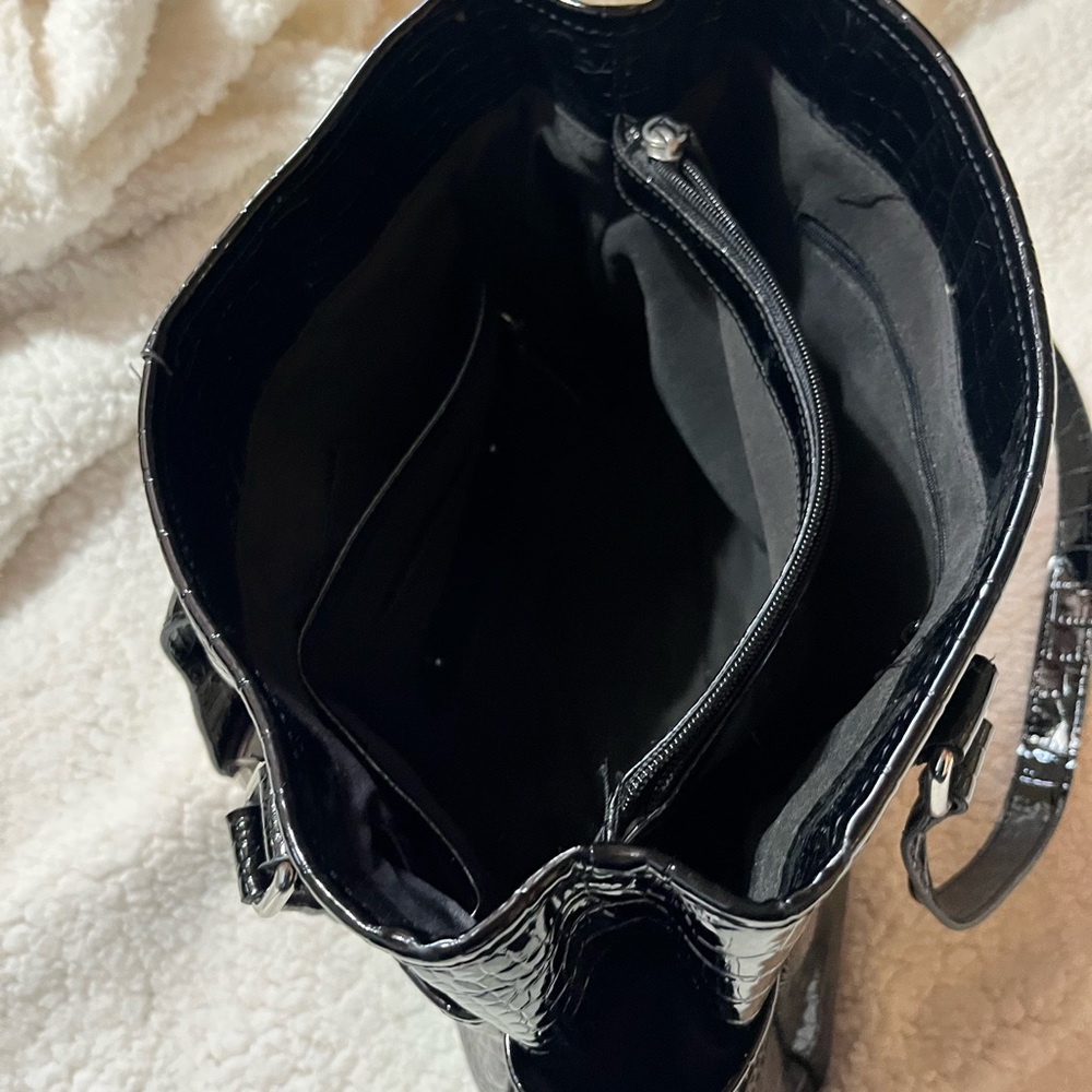 Liz Claiborne large patent leather purse. - Picture 6 of 8